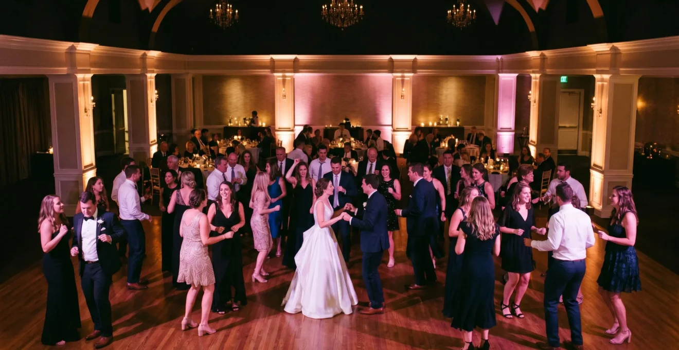 Piste de danse animée lors d'une soirée de mariage avec invités dansant et éclairage dynamique ambiance festive