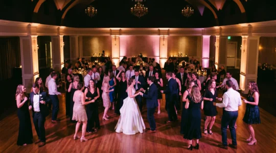 Piste de danse animée lors d'une soirée de mariage avec invités dansant et éclairage dynamique ambiance festive